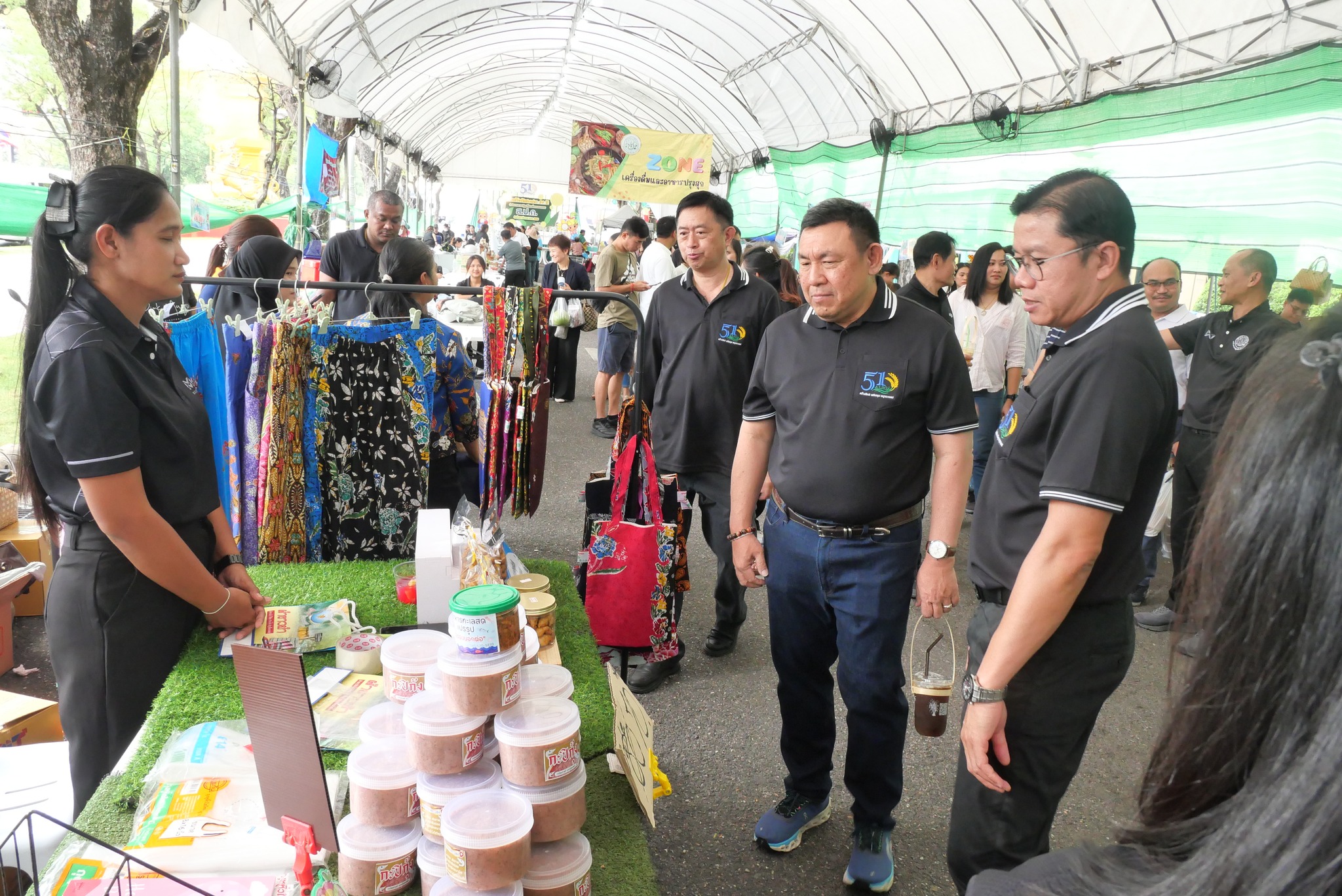 title - เลขาธิการ ส.ป.ก. เยี่ยมทักทายเกษตรกรและซื้อสินค้าในบรรยากาศวันสุดท้ายของการออกร้านขายสินค้า จากเขตปฏิรูปที่ดิน ส่งท้ายงานครบรอบ 51 ปี ส.ป.ก.